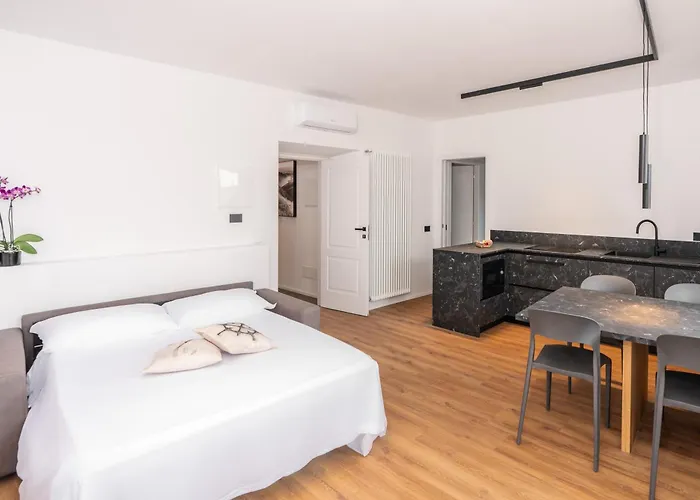 Dn Art Royale - D First Floor With View Terrace And Hot Tub - N Ground Floor With Internal Whirpool Blevio